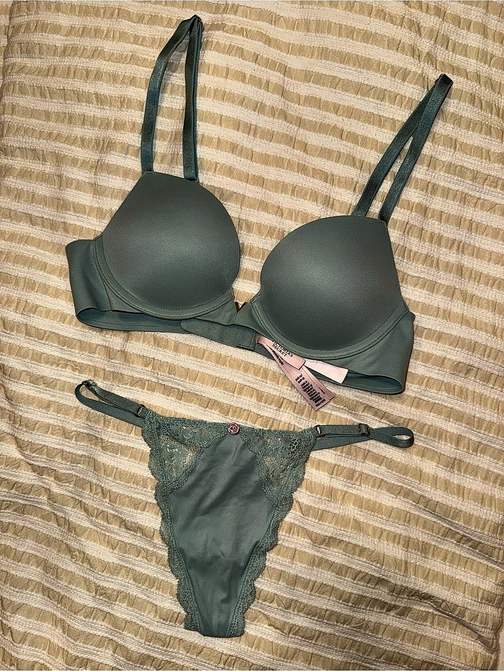 Victoria's Secret Green Lace Bra and Panty Set Like New - 32A Bra - SMALL thong